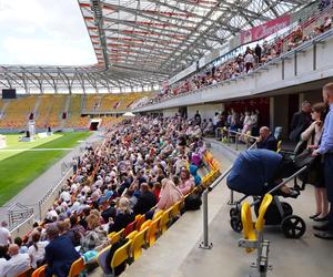 Kongres Świadków Jehowy Białystok 2024. Tłumy wiernych na Stadionie Miejskim