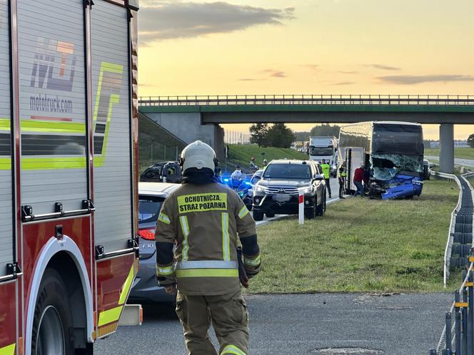 Są ranni po wypadku z udziałem autokaru. Droga zablokowana, poważne utrudnienia