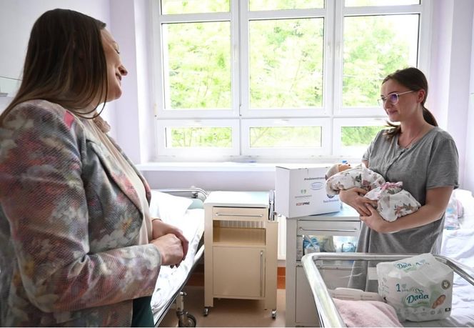 Noworodki i mamy z prezentami. Witaj na świecie i w naszym powiecie!