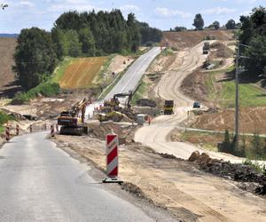 Trwa rozbudowa DK74 na odcinku  Gorajec-Szczebrzeszyn. Jaki jest postęp prac? [GALERIA]