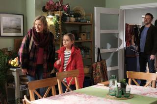 M jak miłość, odc. 1795. Natalka (Dominika Suchecka), jej córka Hania (Wiktoria Basik), Bartek (Arkadiusz Smoleński)