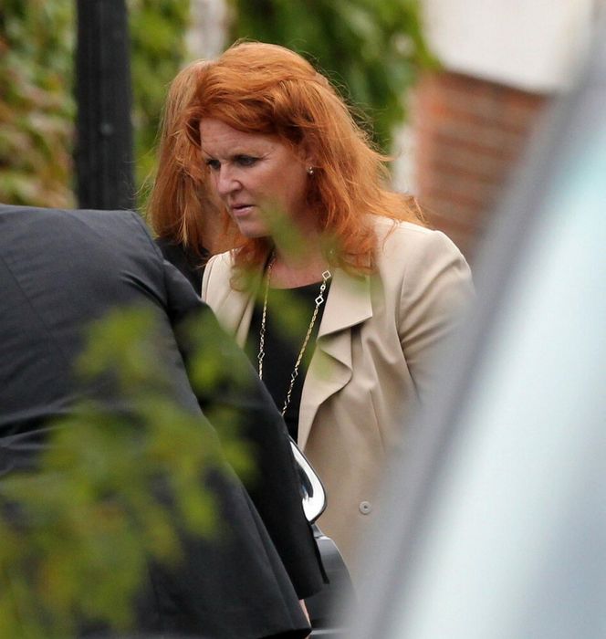 Książę Andrzej przestał być księciem! Fergie ucieknie za granicę?