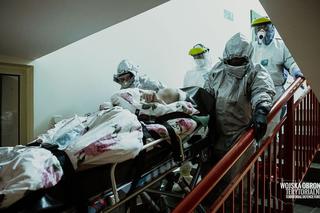 NOCNA ewakuacja chorych na COVID-19 z DPS w Kaliszu. Akcję przeprowadzili żołnierze WOT [WIDEO]