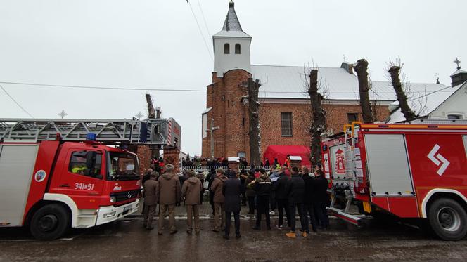 Pogrzeb Eweliny z OSP Czernikowo. Tłumy w kościele i przed świątynią