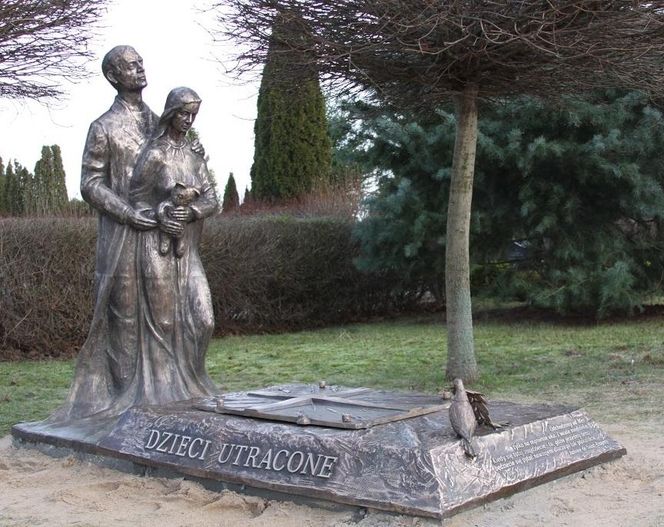 Pomnik i grób Dzieci Utraconych na Nowym Cmentarzu w Słupsku