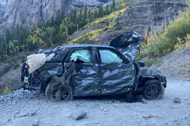 Tak wygląda auto, które spadło w przepaść. Przerażające