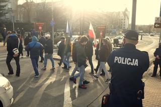 Blokada ruchu w centrum Tarnowa. Protest ws. podwyżek za odbiór śmieci [WIDEO, ZDJĘCIA]