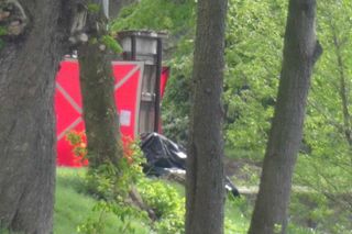 Ludzkie zwłoki w stawie pod Płońskiem. Strażacy wyłowili je z wody, na miejscu jest prokurator