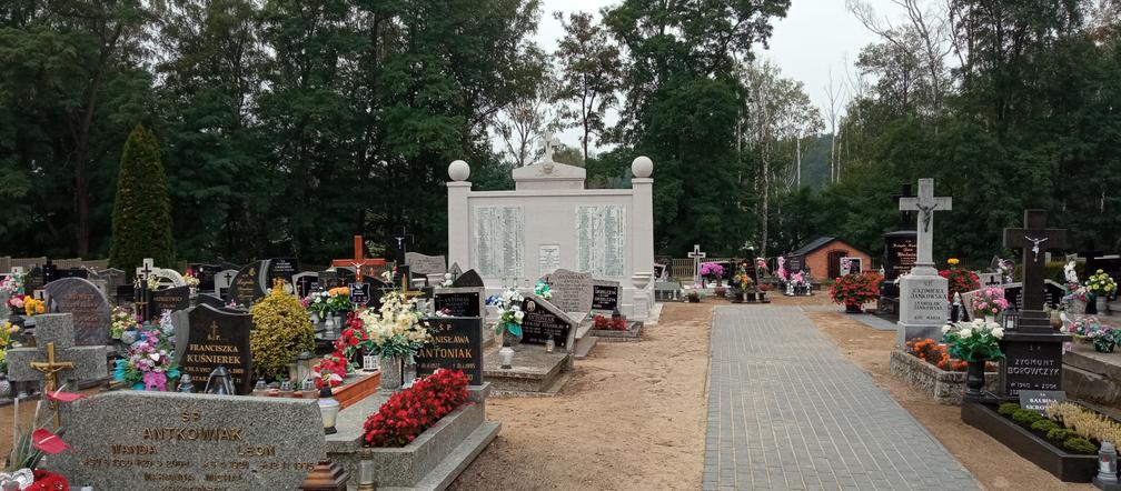 Pomnik na cmentarzu w Świerczynie