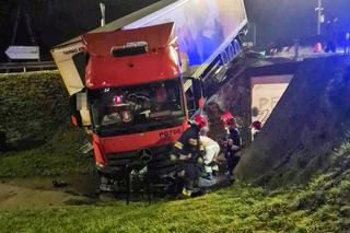 Ciężarówka wjechała do tunelu. Na rondzie kierowcy zakręciło się w głowie