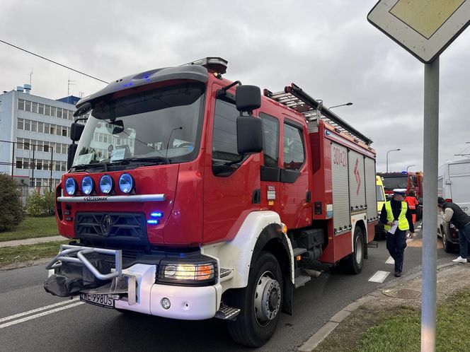 Tramwaj uderzył w busa na Annopolu. Poważny wypadek, motorniczy ranny