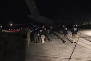  To nie był żart! USA wywiozły pierwszych imigrantów do Guantanamo