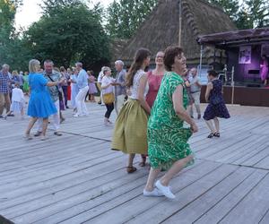 Sielanka na parkiecie w Muzeum Wsi Lubelskiej pod gołym niebem! Za nami kolejna potańcówka w rytmie miejskiego folkloru z Warszawy i Lwowa