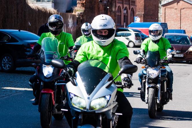 Koronawirus w Trójmieście. Jeżdżą na motorach i pomagają seniorom