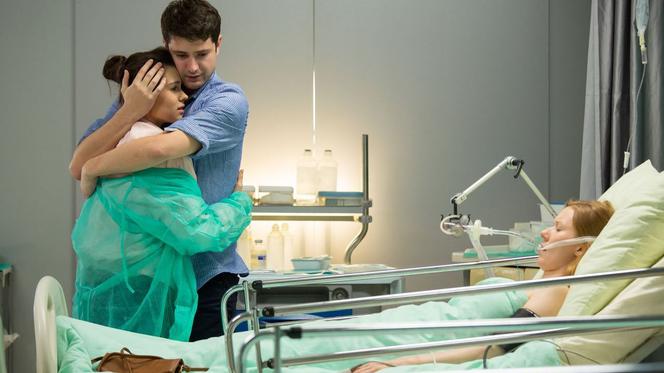 Na dobre i na złe, odcinek 710. Wiktoria (Katarzyna Dąbrowska), Adam (Grzegorz Daukszewicz) i Blanka (Pola Gonciarz)