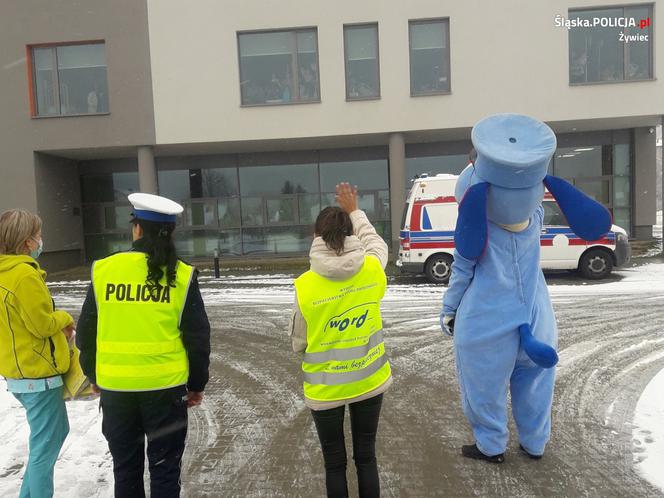 Żywieccy policjanci razem ze Sznupkiem odwiedzili małych pacjentów Szpitala Żywiec. Z okazji Mikołajek dla dzieciaków przygotowano mnóstwo prezentów