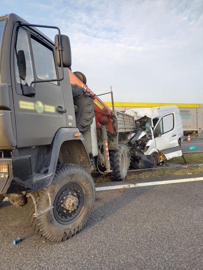 Wypadek na A1 w Kujawsko-Pomorskiem. Dwie osoby ranne - zdjęcia z miejsca zdarzenia