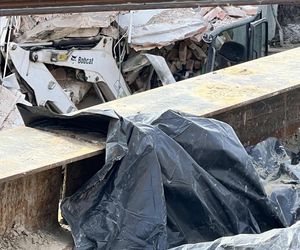 Katastrofa budowlana w Wołominie. Runęła część kamienicy. Koparka pod gruzami!