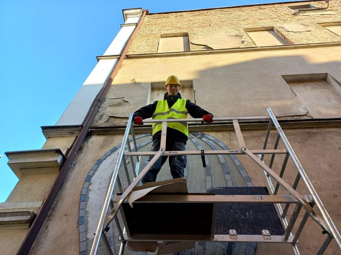 Uczniowie Zespołu Szkół Rolniczo-Budowlanych w Lesznie wyklejają balon z płytek na kamienicy przy ul. Wolności