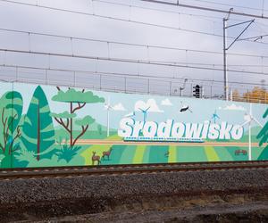 Mural przy stacji kolejowej Warszawa Zachodnia – element kampanii „Bezpieczny Przejazd”