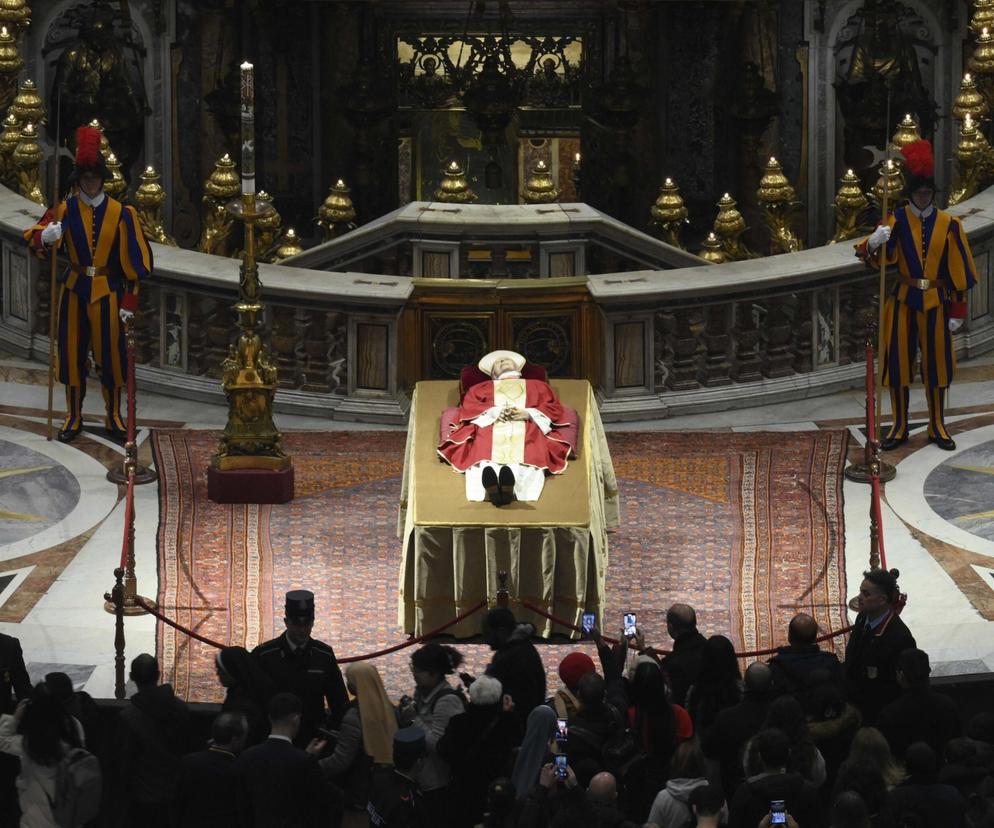Dlaczego w dniu pogrzebu Benedykta XVI nie obowiązuje żałoba? Powód zaskakuje!