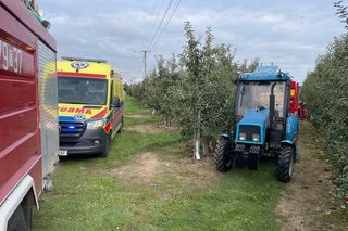 Tragedia w sadzie. Śmiertelny wypadek w Święcicy pod Sandomierzem. Mężczyzna przejechany przez platformę rolniczą