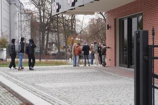 Tłumy na otwarciu kebaba Piri-Piri w Olsztynie. Nie można było się ruszyć, ludzie pchali się jak szaleni [ZDJĘCIA]