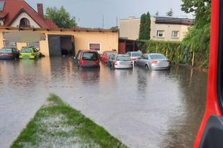 Koszmarne skutki niszczycielskiej nawałnicy. Woda wdarła się do domów, zatopione auta