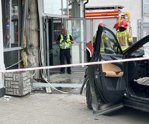 Auto wbiło się w budynek Instytutu Lotnictwa