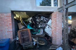 Widawa. Wypadł z drogi i wjechał volkswagenem do budynku! Zniszczył malucha i ciągnik [ZDJĘCIA]