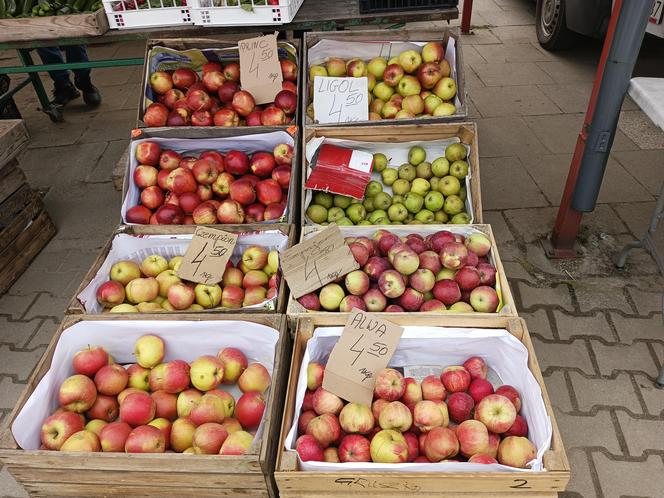 Ceny w markecie a na rynku. Czy jest różnica? Gdzie taniej kupisz warzywa i owoce