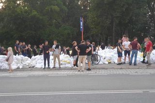 Powódź w Polsce 2024. Mieszkańcy Brzegu sami zabezpieczają miasto przed wodą [ZDJĘCIA]. 