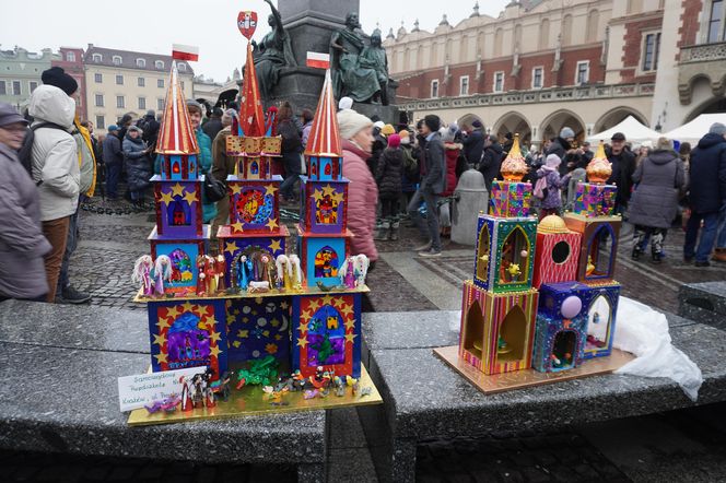 Wystawa szopek na Rynku Głównym w Krakowie przed 82. edycją konkursu