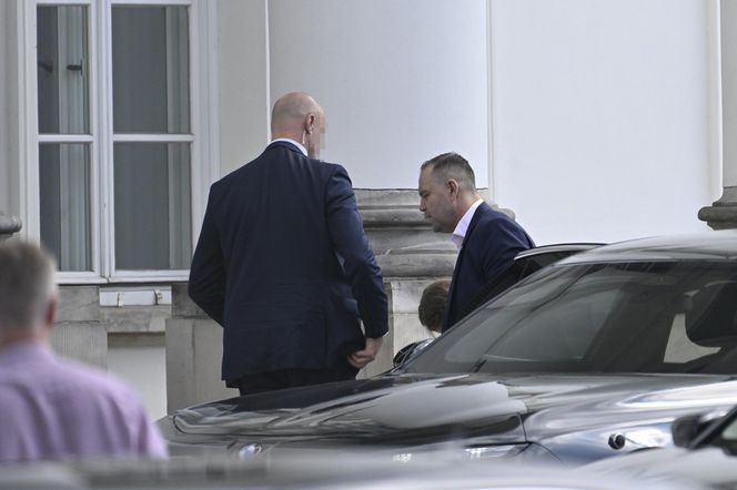 Karol Nawrocki który odbiera Kasię ze szkoły.