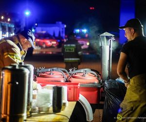  Kawle. Pożar zakładu przetwórstwa drobiowego. 120 strażaków walczy z żywiołem w czwartek, 14 sierpnia. Jeden z nich zaginął [ZDJĘCIA]