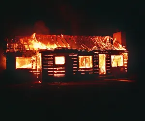 Zwęglone zwłoki w domu jednorodzinnym! Tragiczny finał pożaru w Miłkowskiej Karczmie