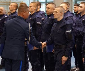 Nowi policjanci wypowiedzieli słowa przysięgi. Na Warmii i Mazurach rekrutacja wciąż trwa [ZDJĘCIA]