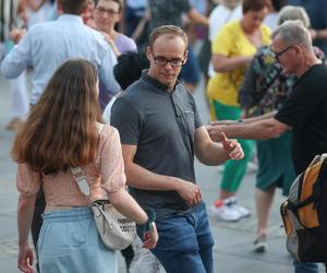 Potańcówka przed teatrem w Katowicach