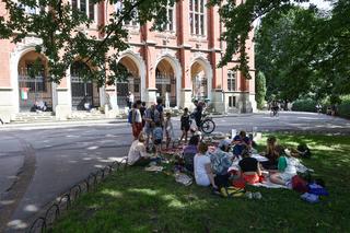 Protest solidarnościowy z Palestyną. Studenci przykuli się do bramy UJ