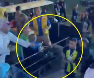 Piłkarz zaatakowany biczem przez kibica. Dantejskie sceny na stadionie. Nagranie mrozi krew [WIDEO]