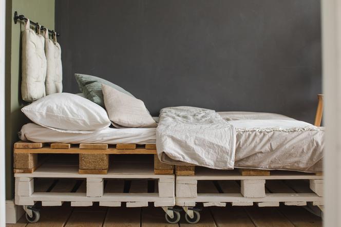 Jak zrobić łóżko z palet? Instrukcja krok po kroku