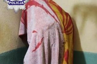 Nakrył się ręcznikiem i wszedł do wanny