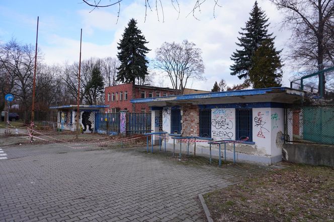 Zaniedbane wejście na teren dawnego stadionu Gwardii