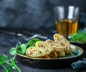 Rolada naleśnikowa z warzywami. Przekąska, która podbije niejedno podniebienie