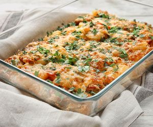 Zapiekanka z cukinii, która znika w mgnieniu oka – zdrowa i obłędnie pyszna