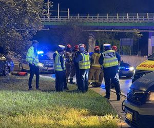 Kierowca Mercedesa pod wpływem wjechał w filar wiaduktu, odbił się i huknął w drzewo