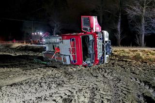Wypadek wozu strażackiego pod Zgierzem! Dlaczego nie wezwano pogotowia? [ZDJĘCIA]