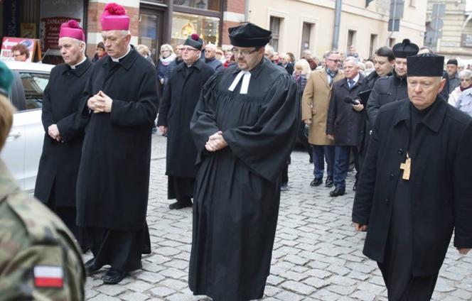 Biskup senior Andrzej Suski wydał oświadczenie. To odpowiedź na film braci Sekielskich i zarzuty