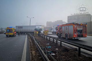 Ciężarówka wjechała w bariery energochłonne na DK86 w Sosnowu