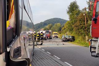 Wypadek w Tęgoborzy. Autokar zderzył się z osobówką. Dziecko trafiło do szpitala